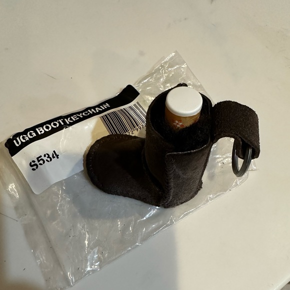 VTG NEW UGG KEYCHAIN WITH ORIGINAL SEALED CHAPSTICK BROWN SHEARLING LAMB SKIN 3” - Picture 8 of 14